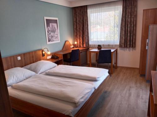 Postel nebo postele na pokoji v ubytování Dolomitenhotel Lienz