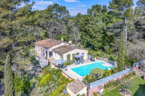 une vue aérienne d'une maison avec piscine dans l'établissement Villa Bois Tranquille by Villa Plus, à Bagnols-en-Forêt