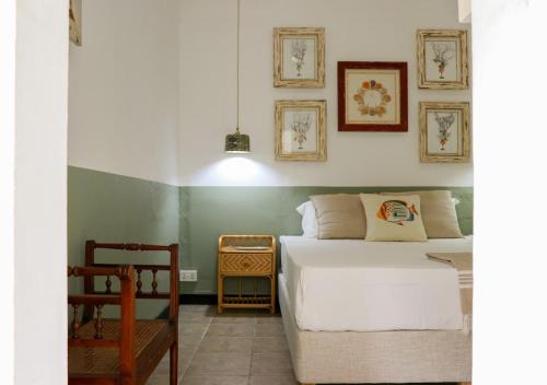 Un dormitorio con una cama, una mesa y una silla. en Louise by the Sea, en Grand Baie