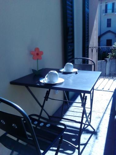 a table with two hats and a flower on it at Casa Lari Stresa in Stresa