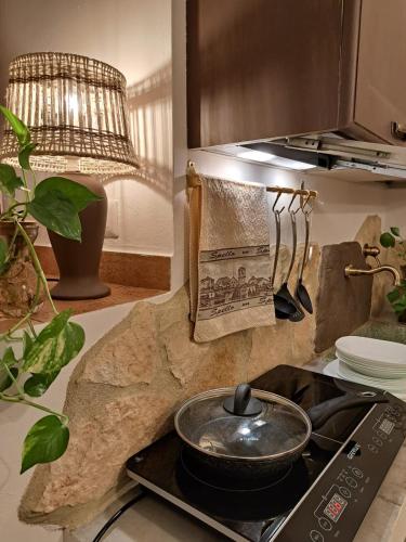 a kitchen with a stove with a pot on it at Nel vicolo dei Baci - Casa vacanze al Bacio in Spello