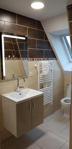 a bathroom with a sink and a toilet at Appart'hotel61 OFFRE D'OUVERTURE Au pied de tous commerces & commodités ainsi que marché mercredi & samedi in Flers
