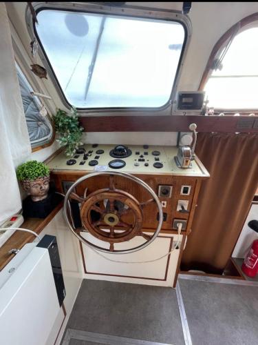 a kitchen with a stove in the middle of a boat at Evasion Romantique sur le Rhône in Valence