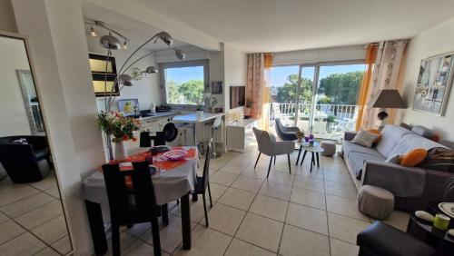 un salon avec un canapé et une table dans l'établissement Saint Palais sur Mer - APERCU MER pour ce SUPERBE APPARTEMENT - une pépite, à Saint-Palais-sur-Mer