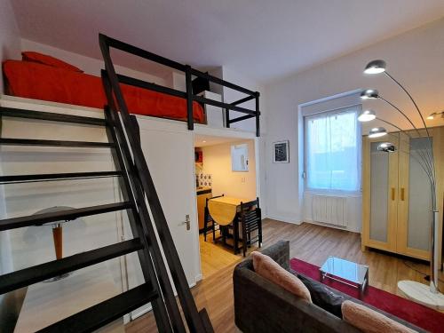 - une chambre avec 2 lits superposés et un salon dans l'établissement Studio cosy entièrement rénové à deux pas de Lyon, à Fontaines-sur-Saône
