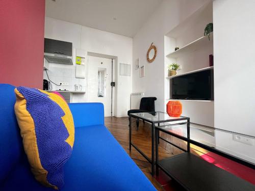 un salon avec un canapé bleu et une table en verre dans l'établissement Suite Brandy - Check in h24 - proche gare de Vaise, à Lyon