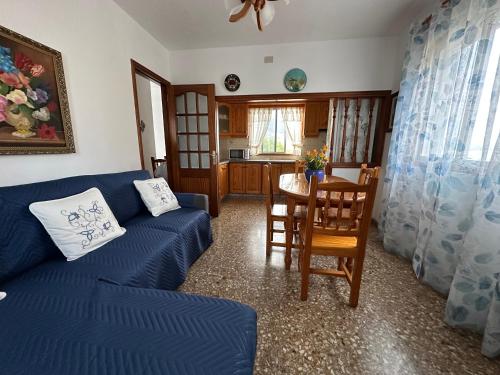 un soggiorno con un divano blu e un tavolo di Mi Casita en Candelaria a Candelaria