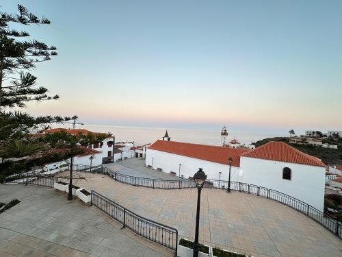 vista su un edificio bianco con l'oceano sullo sfondo di Mi Casita en Candelaria a Candelaria