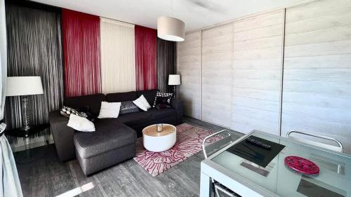 un salon avec un canapé et une table dans l'établissement Casamea - Vue Mer, Clim & Parking, Proche Plage, à Ajaccio