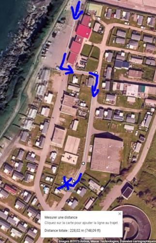 une carte d'une ville avec des flèches bleues dans l'établissement Mobil Home 2 chambres 5 lits Empl J07, à Le Portel