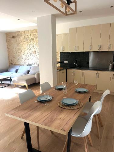 une table et des chaises en bois dans un salon dans l'établissement 3-pieces Flat with Private Garden & BBQ, à Beausoleil