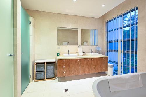 a bathroom with two sinks and a large window at Cozy Darbs in Perth