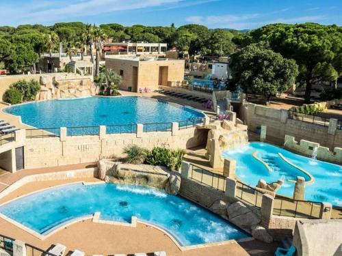 - une vue sur les 2 piscines d'un complexe dans l'établissement Camping Tikayan LES CIGALES, au Muy