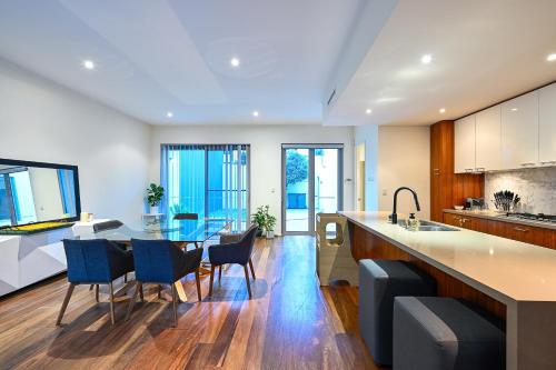 a kitchen and living room with a table and chairs at Cozy Darbs in Perth