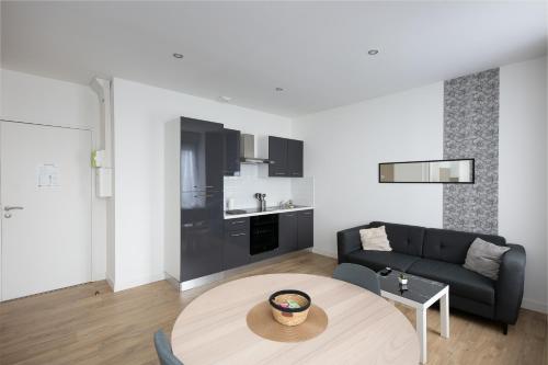 un salon avec un canapé et une table dans l'établissement T2 Le Téméraire, à Brest