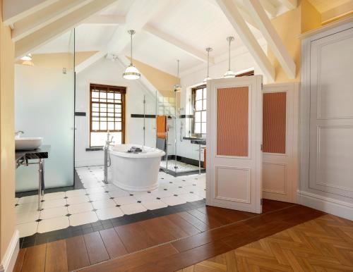 Un baño de St James Guest Houses