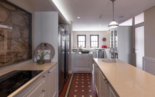 Una cocina o cocineta en St James Guest Houses