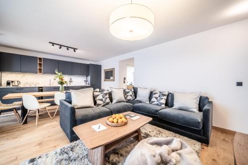 un salon avec un canapé et une table dans l'établissement Apartment Aubretia, Les Houches - by EMERALD STAY, aux Houches