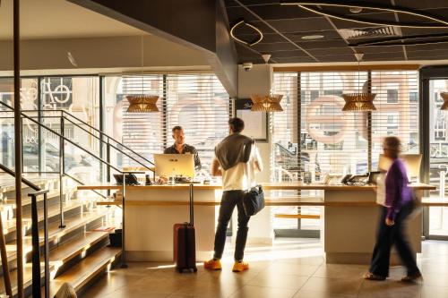 two people standing at a counter in a store at Belaroïa Montpellier Centre Saint Roch in Montpellier