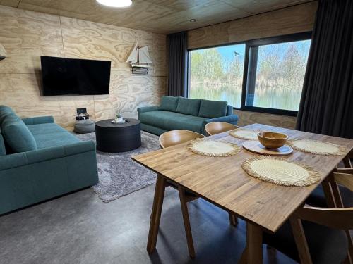 Khu vực ghế ngồi tại Sunset hausbot