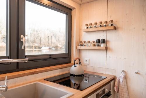 Η κουζίνα ή μικρή κουζίνα στο Geräumige, hochwertiges Hausboot PETITE mit Kamin