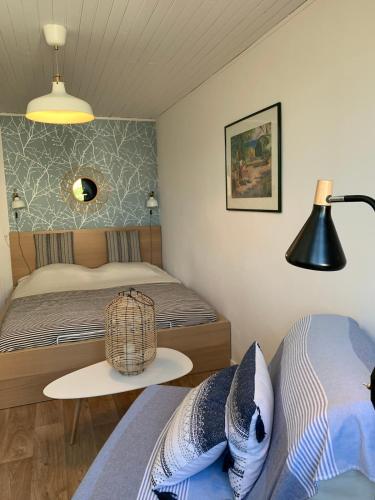 une chambre avec deux lits, une table et une lampe dans l'établissement La Coquille - appartement cosy - centre - proche mer et casino, à Trouville-sur-Mer