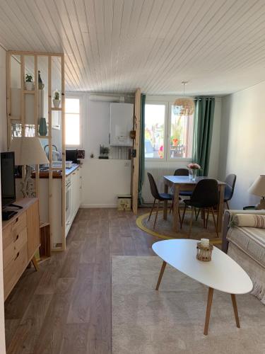 un salon avec un canapé et une table dans l'établissement La Coquille - appartement cosy - centre - proche mer et casino, à Trouville-sur-Mer