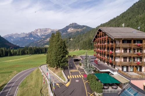 Vista generica sulle montagne o vista sulle montagne dall'interno dell'hotel