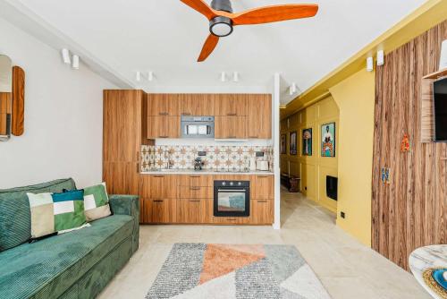 un salon avec un canapé et un ventilateur de plafond dans l'établissement Appartement central 2BDR - 6P le Marais, à Paris