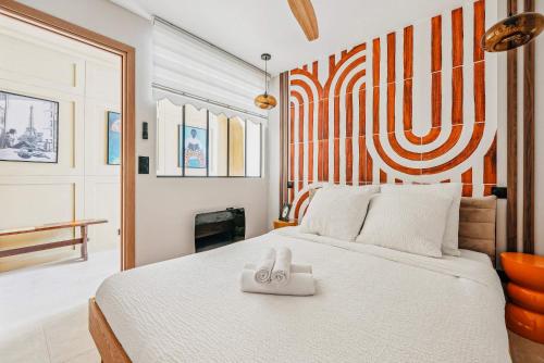 une chambre avec un lit avec une serviette dessus dans l'établissement Appartement central 2BDR - 6P le Marais, à Paris