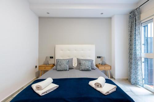 sypialnia z dużym łóżkiem i ręcznikami na nim w obiekcie Triana Betis w Sewilli