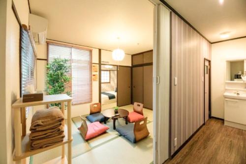 大阪市にあるLarge space FUNHOUSE-TO Big apt 9min-Namba 3min-Umeda USJのリビングルーム(テーブル付)