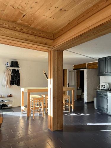 une cuisine et une salle à manger avec une table et des chaises dans l'établissement La Grange du Tanneur, à Fraroz