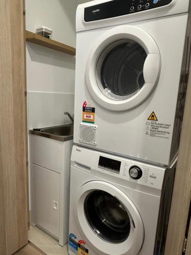 Φωτογραφία από το άλμπουμ του Centrally Located Manuka Apartment σε Kingston 