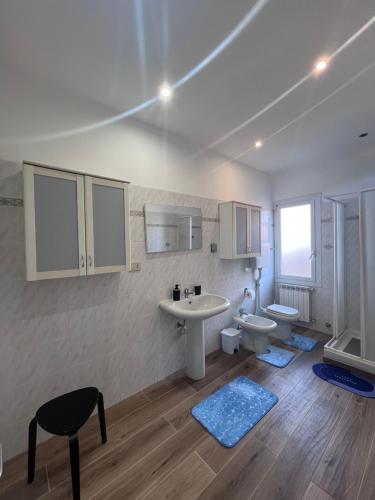アルベンガにあるLa Casa del Giglioの洗面台とトイレ付きのバスルーム