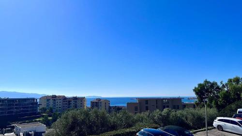 - une vue sur la ville depuis le parking dans l'établissement Casamea - Vue Mer, Clim & Parking, Proche Plage, à Ajaccio