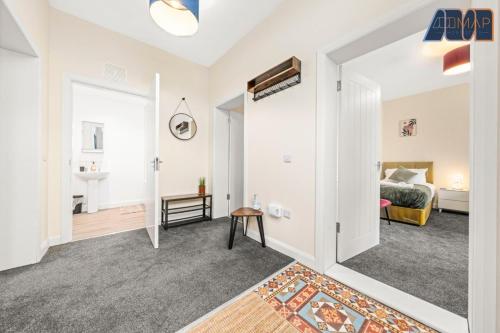 Postel nebo postele na pokoji v ubytování 2 Bed Flat Sleeps 4 With Parking in Fife