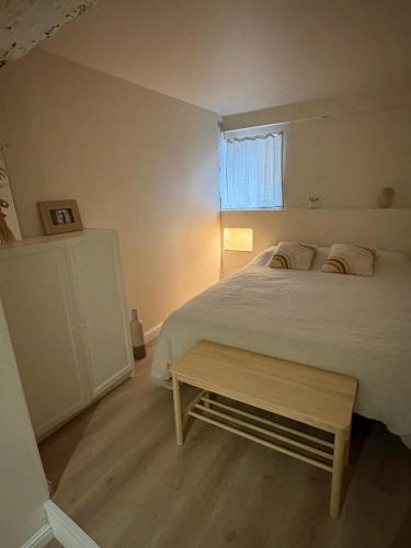 une chambre avec un grand lit et une table dans l'établissement Maison climatisée au coeur du village, à Cagnes-sur-Mer