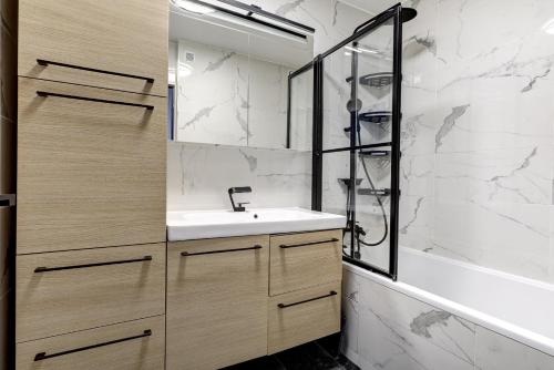 Photo de la galerie de l'établissement 5020 Suite Curial - Chic apartment Paris 19th, à Paris