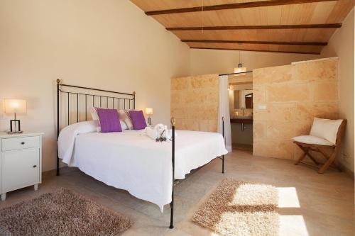 un dormitorio con una cama con un perro sentado en ella en Villa Can Marina, en Pollensa
