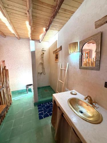 un baño con lavabo y ducha en Villa Mantasoa Marrakech, en Châba