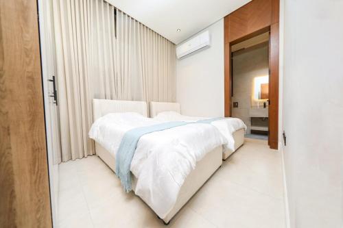Ένα ή περισσότερα κρεβάτια σε δωμάτιο στο Luxury Apartment in Al Nargis