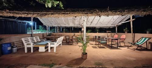 Patio nebo venkovní prostory v ubytování Moonrise Kingdom Permaculture Farm Stay