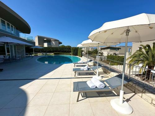 Πισίνα στο ή κοντά στο Grand Villas Adriatic situated within luxury golf & spa resort Kempinski Hotel Adriatic