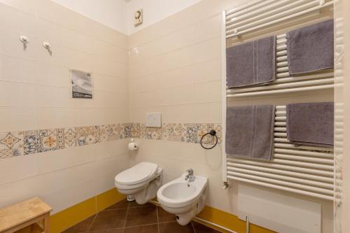 a bathroom with a toilet and a sink at Casabb in Toscolano Maderno