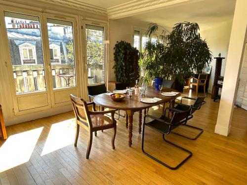une salle à manger avec une table et des chaises dans l'établissement Le Penthouse Guy Moquet, à Paris