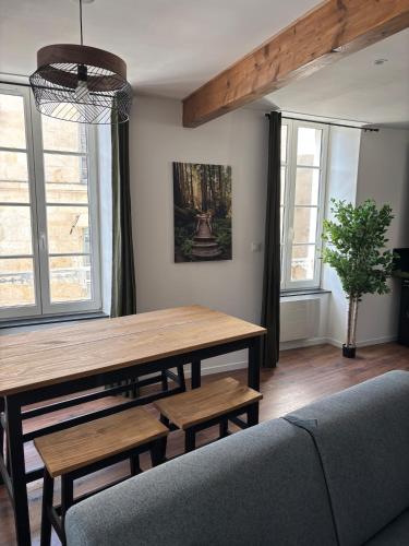 un salon avec une table et un canapé dans l'établissement Appartement plein coeur de ville, à Fontenay-le-Comte