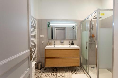 une salle de bain avec un lavabo et une douche dans l'établissement #34 Lamartine Central 3 Bdrs AC balcony 10mins walk to old town, à Nice