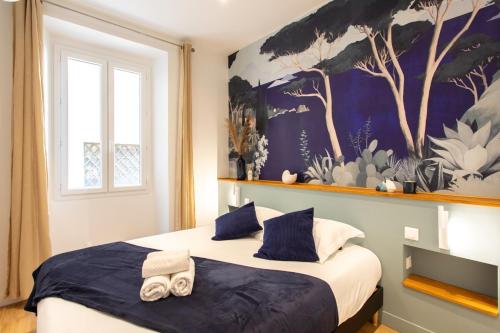 - une chambre avec un lit orné d'une grande peinture murale dans l'établissement #34 Lamartine Central 3 Bdrs AC balcony 10mins walk to old town, à Nice