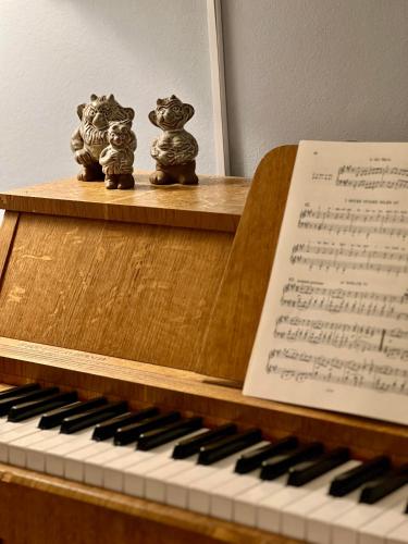 two metal figurines sitting on top of a piano at Hotel Klostergaarden in Allinge